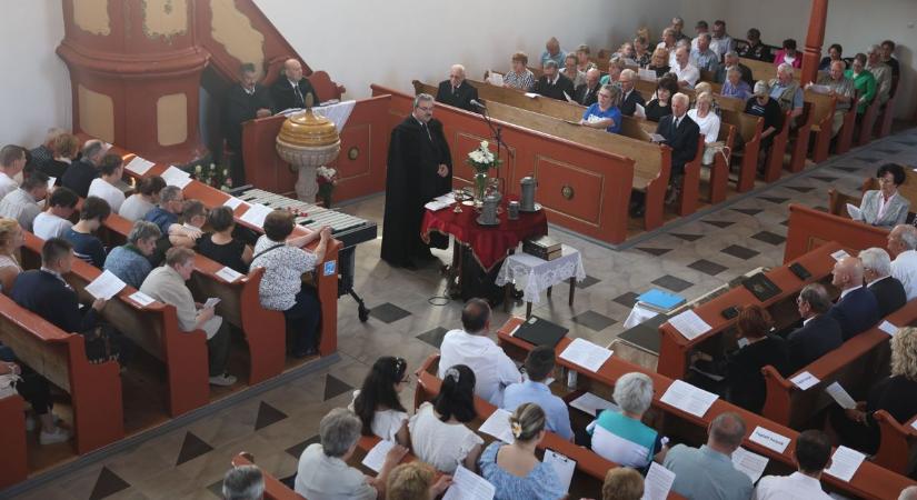 300 éves református gyülekezet - 285 éves templomban ünnepeltek