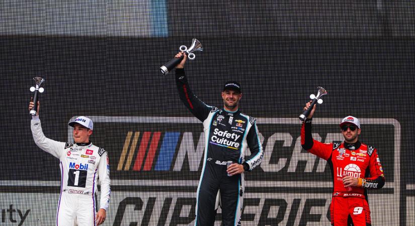 VIDEÓ: A NASCAR-pilóták nincsenek hozzászokva a pezsgőzéshez és ezt Mexikóban premier plánban láthatta mindenki