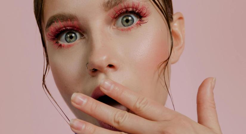 Visszatértek a színes tusvonalak és a gyümölcsillatok – A dopamin beauty trend
