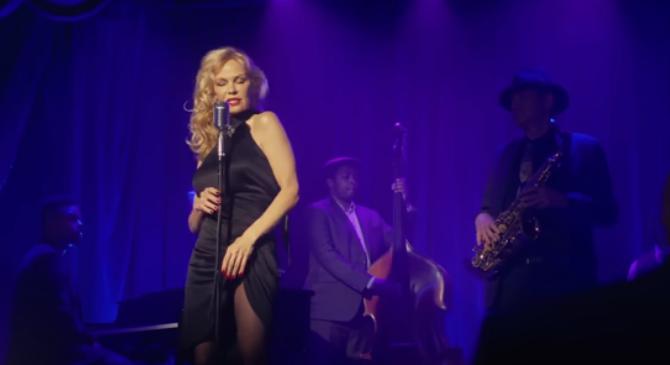 Pamela Anderson bombasztikus szerepben tér vissza – Videóval