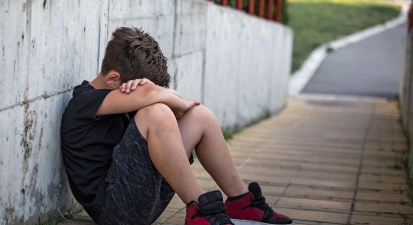Halálosan megfenyegettek egy iskolába siető kisfiút Gyöngyösön – az a legszörnyűbb, hogy miért