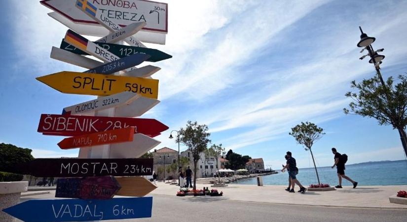 Rosszul indul a horvát turisztikai szezon: óriási vihar csapott le a tengerpartra, sérültek is vannak, egy katamarán is elsüllyedt Zadar közelében