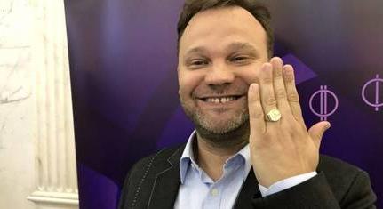 Visszavonja Aranyosi Péter Karinthy-gyűrűjét az állami média, mert szerintük a humorista gyűlöletet szít