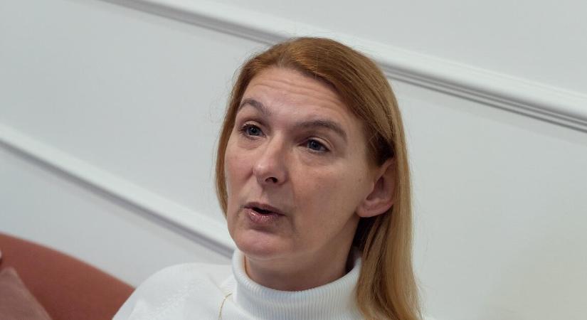Baranyi Krisztina borítana: morzsák jutnak Budapestnek