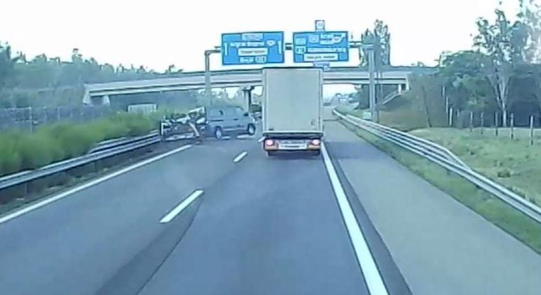 Óvatlanul előzött a tréleres kisbusz, megforgott és egy kamion elé csapódott – videó