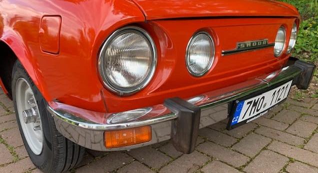Bólogató kutya is jár a farmotoros szocialista sportkupé mellé