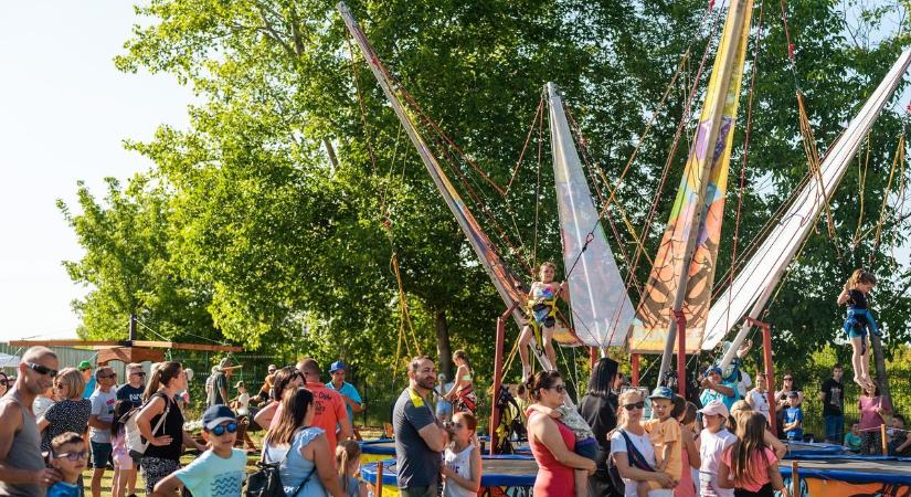 Cukorkaágyú, jégkrém, habparty, Csurgó-koncert – felejthetetlen volt a gyermeknap idén is Bonyhád-Majoson