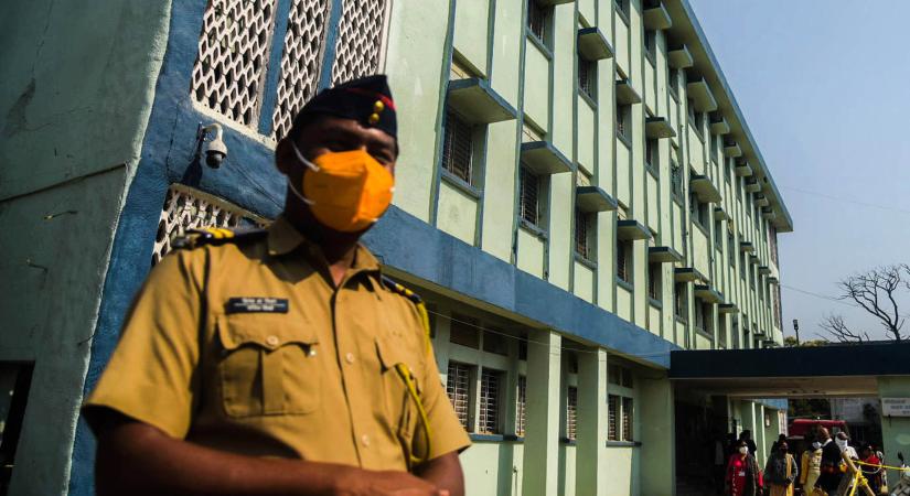 Az indiai rendőrség maszkot photoshoppolt a rendőrre, amiből nagy botrány lett
