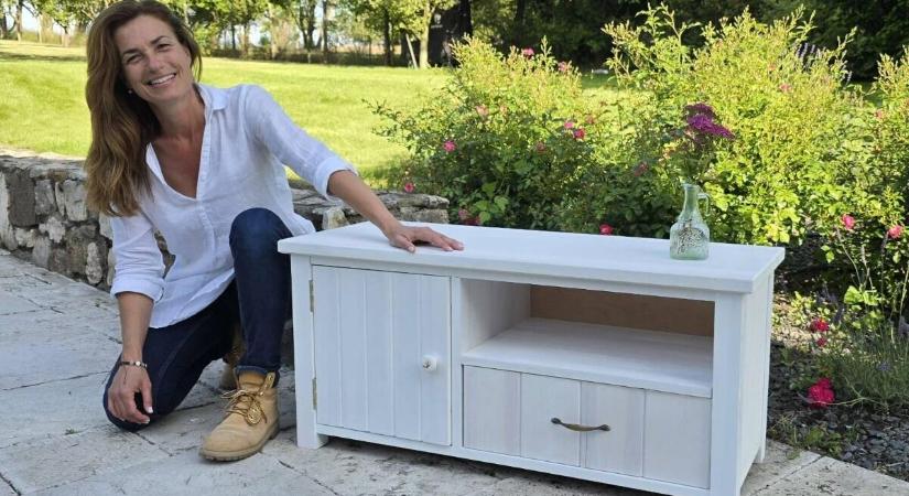 Varga Judit egy fiókos szekrénnyel mutatta meg, hogy hivatalosan is asztalos lett