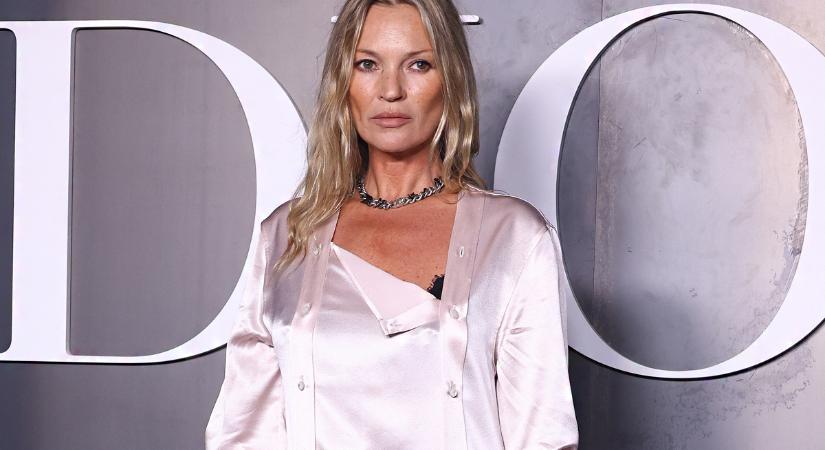 Az 51 éves Kate Moss az egyik legvagányabb fesztiválarc: műbőr és csipke a szezon mottója