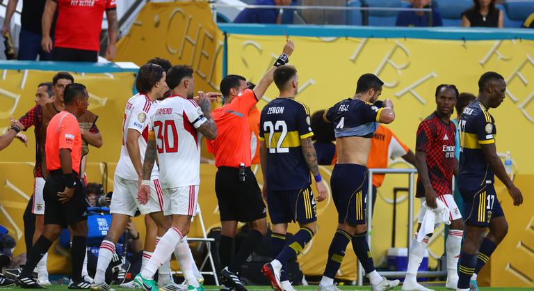 Futball helyett utcai harcokat idéző jeleneteket hozott a klub-vb rangadója – videó!