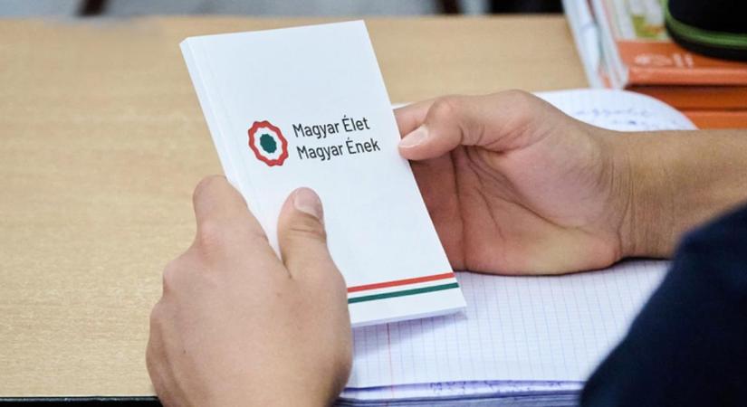 A Debreceni Egyetemen mutatták be a ballagótarisznya új tartalmát, a daloskönyvet