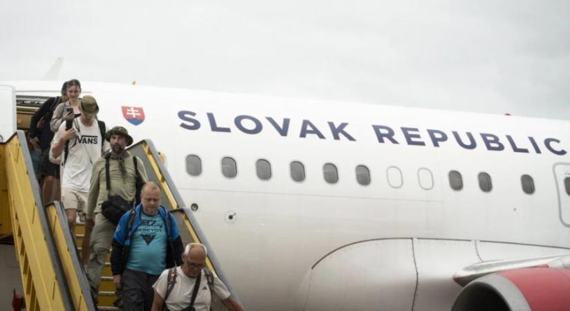 Közel-Kelet: Több náció állampolgáraival landolt Pozsonyban egy evakuáltakat szállító repülő