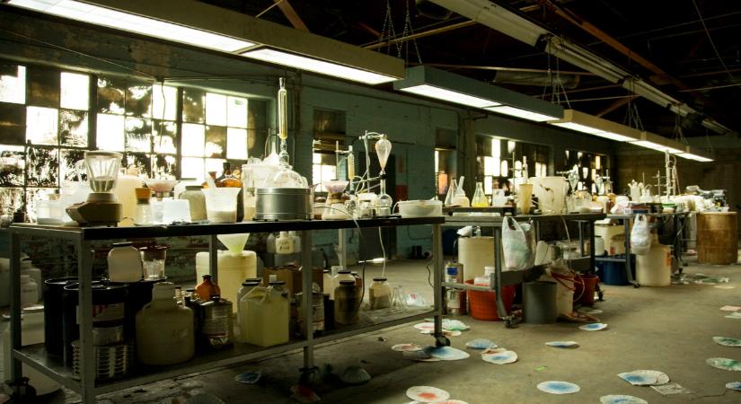 Rendőrkézen a magyar Walter White: egy pesti bérházban kotyvasztotta a drogot, elképesztő, amit találtak nála
