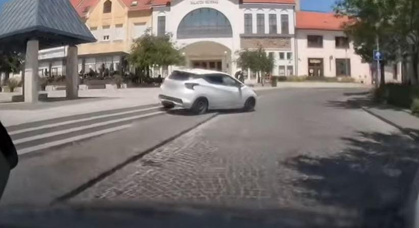 Úgy hajtott le egy autós a keszthelyi főtér lépcsőjén, mintha ez lenne a normális – videó