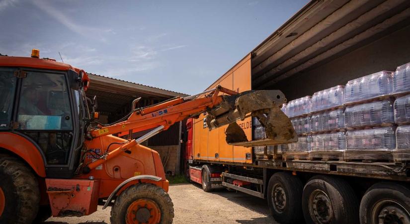 Ivóvízzel segítik a Székely Gazdaszervezetek a Maros megyei községeket