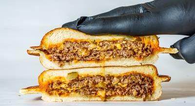 Végre egy burger, amit maszatolás nélkül is meg lehet enni – Megnyitott az UFO Burger az Oktogonnál