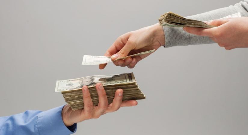 A KSH szerint áprilisban 708 ezer 300 forint volt a magyar bruttó átlagkereset