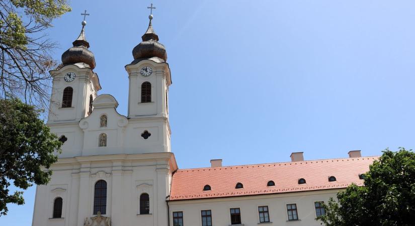 Visszanyerte régi fényét a titkokat rejtő csodálatos balatoni apátság - kit őriz a Királykripta? (képgaléria)