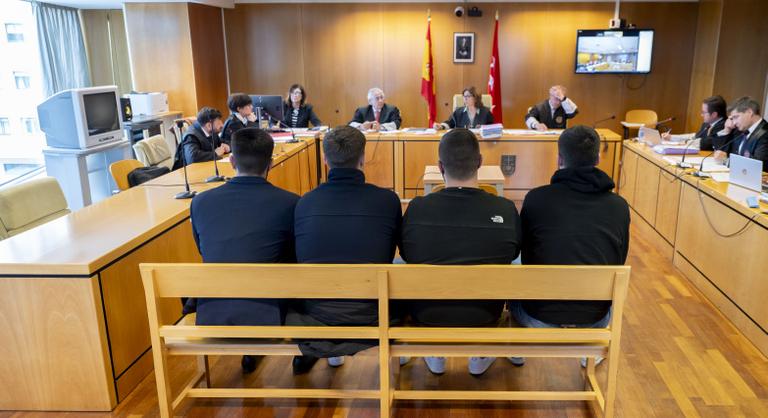 Felfüggesztett börtönbüntetés a Real-sztár képmását felakasztóknak