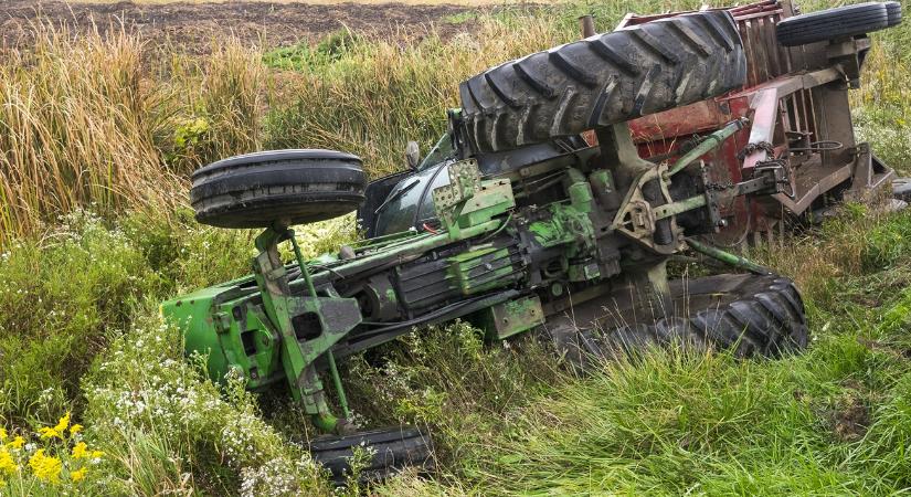 Felborult a traktor fűnyírás közben – járókelők mentették meg a sofőrt