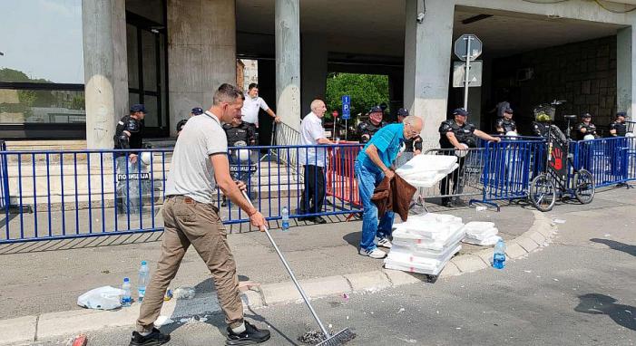 Incidens a képviselő-testület előtt, az ellenzék bement az ülésre