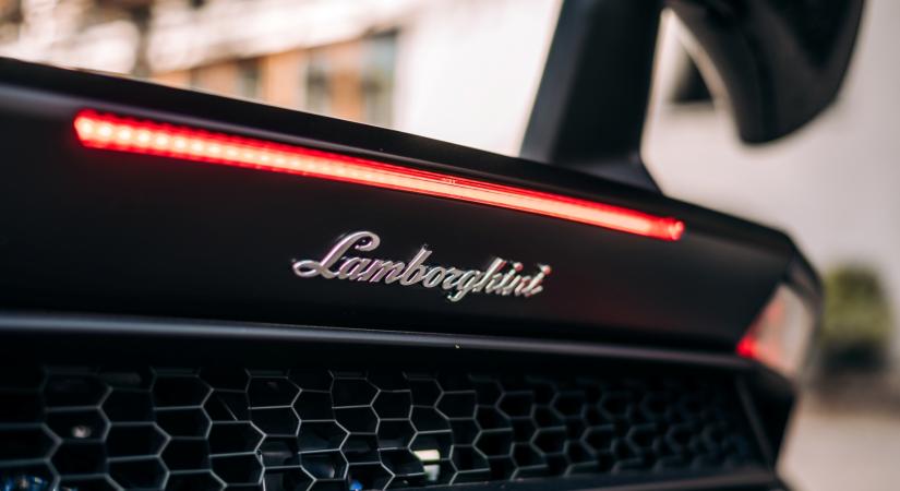 Amíg lehet, foggal-körömmel ragaszkodik a benzinmotorhoz a Lamborghini