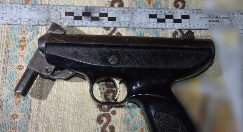 „Megdöglesz Te is!” – fegyverrel rendezte a kocsmai balhét egy férfi