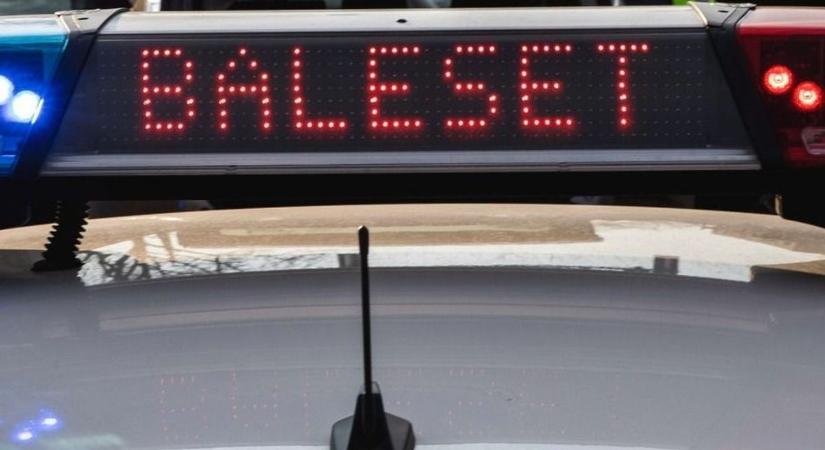 A tetejére borult egy autó a borsodi úton: az utasokhoz mentő is érkezett