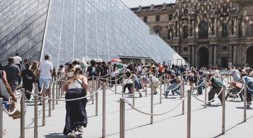 Sztrájk miatt maradt zárva a világ legnépszerűbb múzeuma – turisták ezrei várakoztak a tűző napon