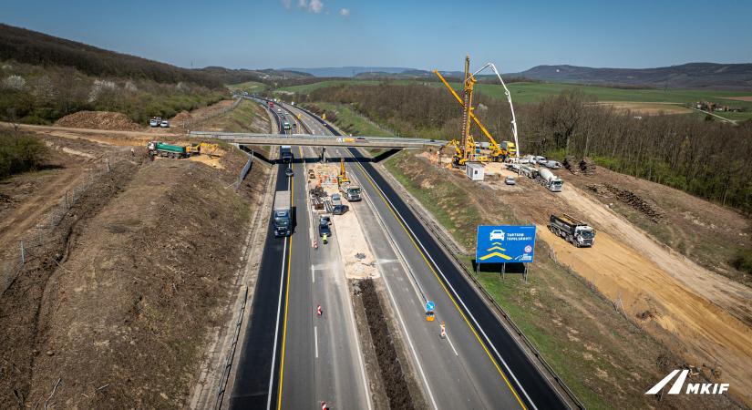 M1-es hatsávúsítás: több tucatnyi autópályán átívelő híd felújítására készülnek