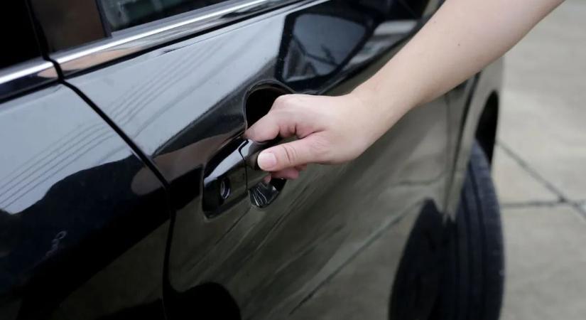Ne ess pánikba, ha az autóban maradt a kulcs – ezt tedd!