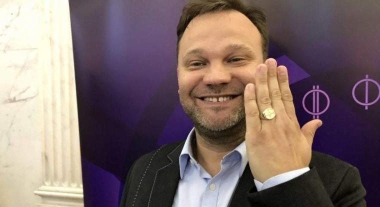Gyűlöletbeszéd miatt visszavonja a közmédia Aranyosi Péter Karinthy-gyűrűjét - a humorista viccel reagált