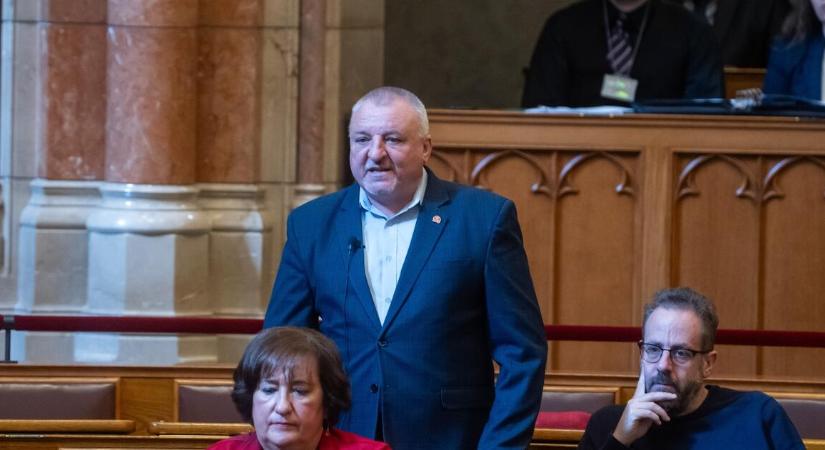 „Alpári szintre süllyedve, mucsai módon gyalázzák egymást” – ülésezett az Országgyűlés