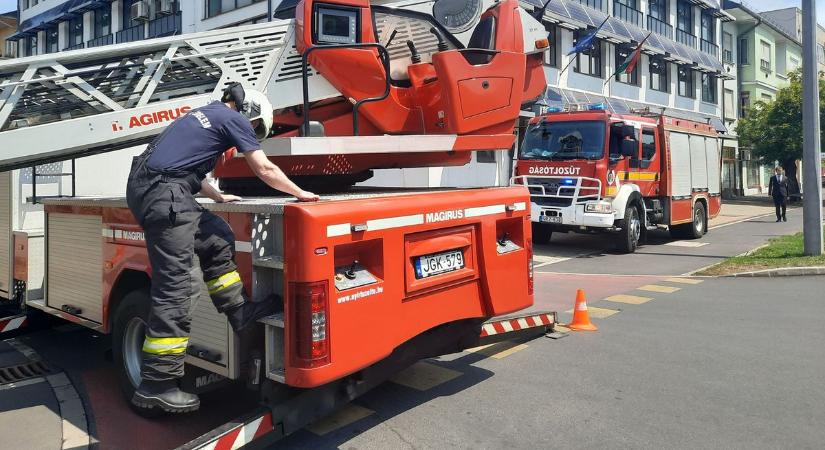 Életveszélyesen megrongálódott egy épület Nyíregyháza forgalmas utcájában, akár tragédia is történhetett volna
