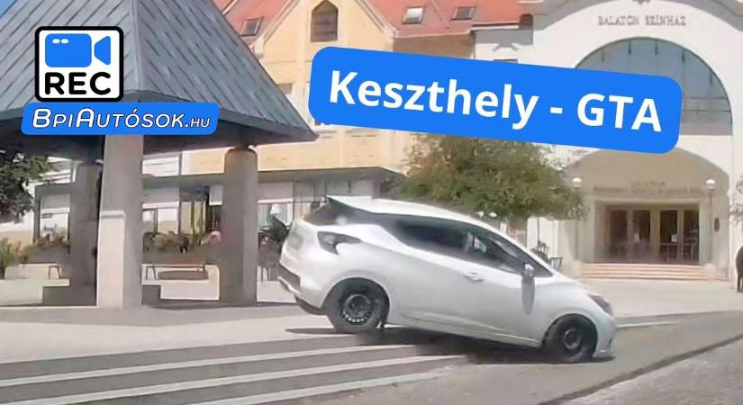 Át a tiloson, majd autóval zúzott a lépcsőn – valaki Keszthelyen kipróbálta, milyen a GTA az életben (VIDEÓ)