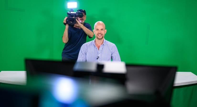 Híradós műsorvezetők lettek a Debreceni Vagyonkezelő munkatársai? – íme néhány kulisszatitok – fotókkal, videóval