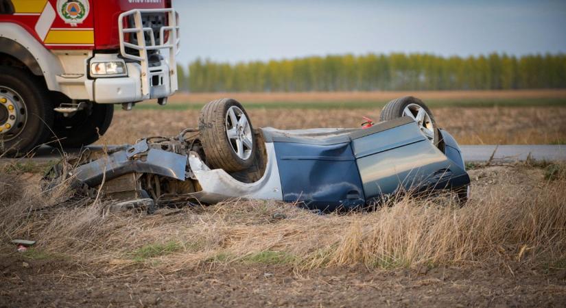 Árokba csapódott egy autó Sántosnál, lezárás a 66-os úton
