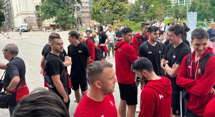 Megérkezett a válogatott Kecskemétre, sportolók töltötték meg a főteret – galériával, videóval