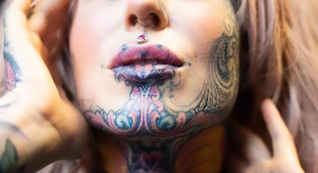 Tetoválások és testmódosítás: a fiatal nő alien cyborgnak tartja magát - Fotó