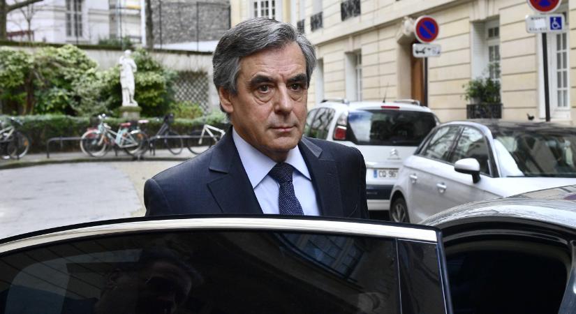 Négy év felfüggesztett börtönbüntetést kapott sikkasztásért François Fillon