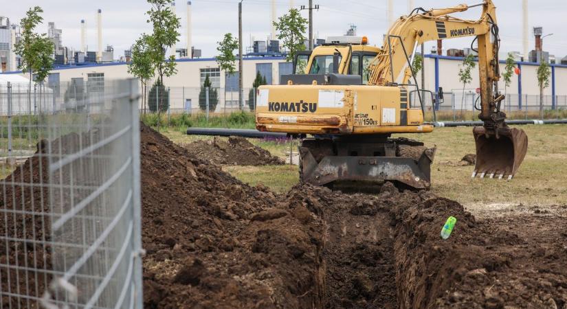 Hat nap vízhiány után lecserélik a szitává repedt vízcsövet Nyergesújfalun fotók, videó