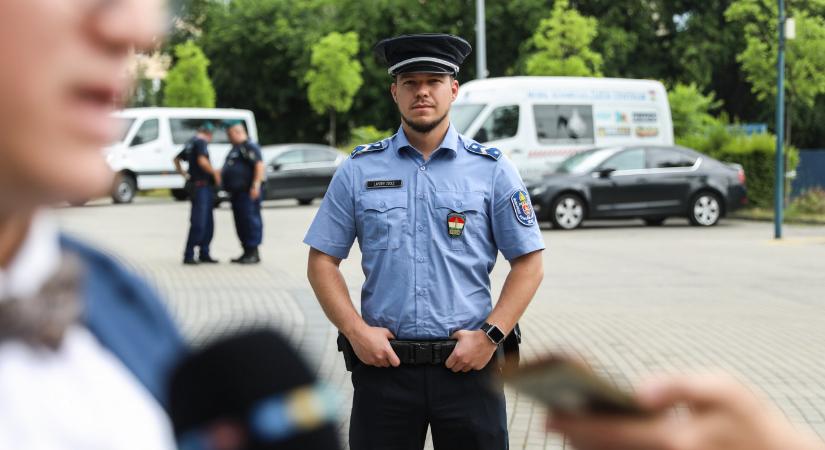 Felszólító levelet kapott Rétvári Bence államtitkár, hogy vegye le a képet, amin Laponyi Zsolt őrmester szerepel