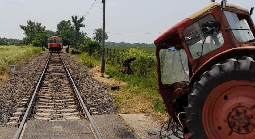 Letépte a vonat a traktor elejét Szarvasnál, a sofőr szinte ép bőrrel megúszta a balesetet