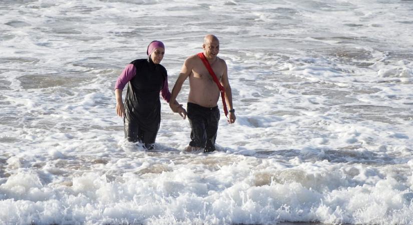 Szíriában kötelezővé tették a strandon a burkinit