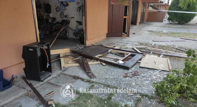 Gáz robbant egy jászberényi garázsban