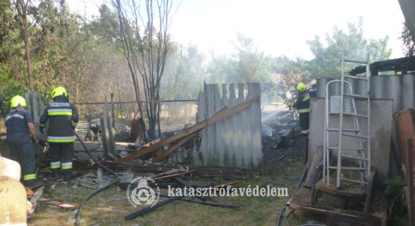 Melléképület gyulladt ki Jászladányon