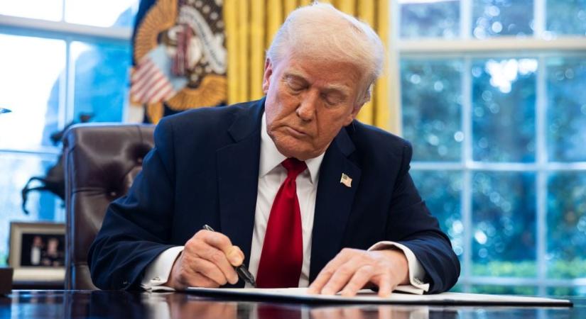 Trump „fejen rúgta” a Fidesz kedvenc újságíróját – Bolondnak nevezte
