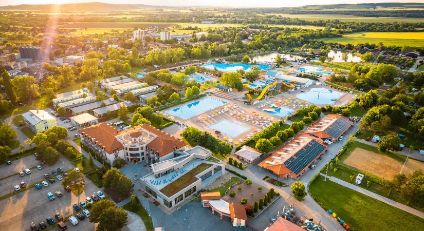 Bezárták a párkányi fürdőt agyevő amőba gyanúja miatt, miután egy gyermek meghalt