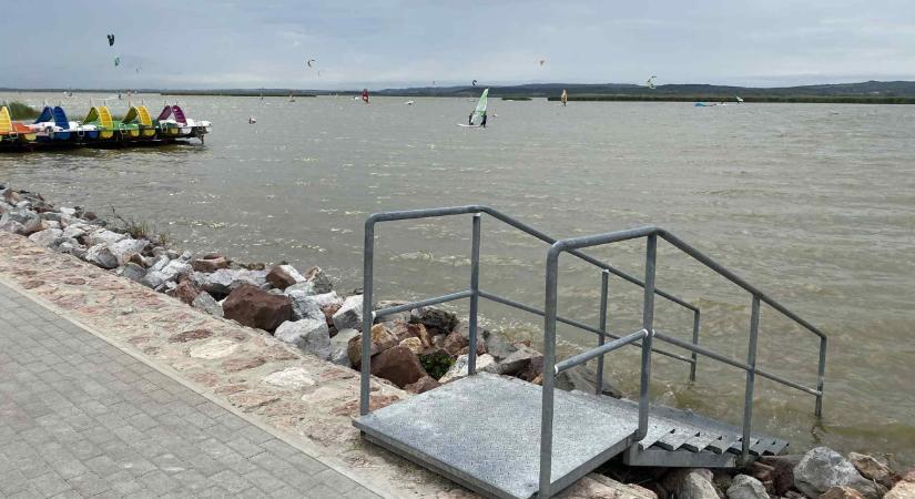 Feloldották a tilalmat, újra lehet pancsolni a Velencei-tó népszerű strandján - Infostart